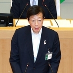 神戸市会本会議で同市長選への立候補を表明する久元喜造氏＝１０日午後、神戸市中央区加納町６、神戸市会本会議場（撮影・小林良多）