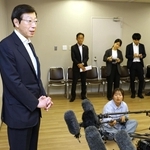 神戸市長選への立候補について取材に答える久元喜造氏＝神戸市役所（撮影・小林良多）