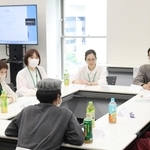 ＮＰＯ法人「ふうせんの会」が開く「つどい」で自身の経験を話す参加者ら＝大阪市北区