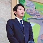 刑事告発されたことを受けて、報道陣の取材に応じる斎藤元彦知事＝１１日午前、兵庫県庁