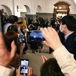 兵庫県公館での本会議終了後、多くの人が斎藤元彦知事にスマートフォンを向けた。混乱を防ぐため、６月から傍聴者以外は公館への立ち入りが禁止された＝３月、神戸市中央区（撮影・風斗雅博）