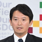 定例会見で質問に応じる兵庫県の斎藤元彦知事＝１１日午後、神戸市中央区、兵庫県庁（撮影・大田将之）