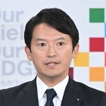 定例会見で質問に応じる兵庫県の斎藤元彦知事＝１１日午後、神戸市中央区、兵庫県庁（撮影・大田将之）