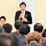 14年ぶりに開かれた「指定都市を応援する国会議員の会」の全体会合で、人口減少や東京一極集中の状況を話す神戸市の久元喜造市長＝５月16日、東京都内