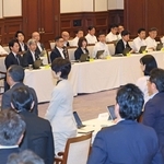 知事給与をカットする条例改正案の継続審議を賛成多数で決めた兵庫県議会本会議＝１２日午前、神戸市中央区、県公館（撮影・小林良多）