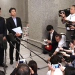 問責決議案が可決されたことを受けて取材に応じる（左から）増山県議と岸口県議＝１２日午後、兵庫県公館