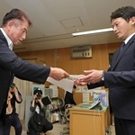 斎藤元彦知事（右）に辞職を求める申し入れ書を手渡すひょうご県民連合の上野英一幹事長＝１２日午後、神戸市中央区、兵庫県庁（撮影・笠原次郎）