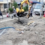 陥没した道路＝１０日午後４時１６分、神戸市中央区下山手通７