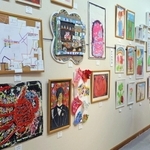 毛糸や木、紙などさまざまな素材を自由な発想で組み合わせた作品が並ぶ会場＝神戸市灘区原田通３