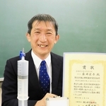考案した教材が東レ理科教育賞の奨励作に選ばれた舞子高教諭の壷井宏泰さん＝神戸市垂水区