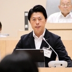 閉会のあいさつで給与半減などの議案について話す戸田敦大市長＝淡路市役所