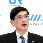 元役員によるパワハラ事案などについて説明するＪＲ西日本の長谷川一明社長＝１３日午後、大阪市北区