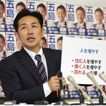 市長選で訴える政策などを説明する五島大亮氏＝神戸市役所（撮影・小林良多）