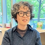 「ハンドブックには自分らしく生きるための情報が詰まっている」と話す松波めぐみさん＝大阪市住吉区杉本３、大阪公立大学