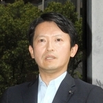 兵庫県職員による情報漏えい問題について、取材に応じる斎藤元彦知事＝県庁