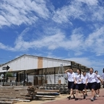 気温がぐんぐん上昇する中、建設が進む海の家＝１６日午後、神戸市須磨区須磨浦通５（撮影・笠原次郎）