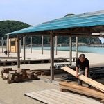 気温がぐんぐん上昇する中、建設が進む竹野浜の「浜茶屋」＝１６日午後、豊岡市竹野町竹野（撮影・阿部江利）