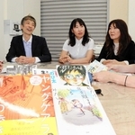 寄贈した本についてサポートステーション灘・つどいの家のスタッフから意見を聞く日本イーライリリーの川副祐樹さん（左から２人目）ら＝神戸市灘区永手町２