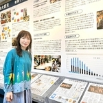 リニューアルされた報道展示室を訪れ，震災への思いを語るシンガーソングライターの平松愛理さん＝神戸市中央区東川崎町１、神戸新聞社（撮影・冨居雅人）