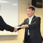 神戸市立中学で起きたいじめの再調査報告書を市教育委員会に手渡す松本隆行・再調査委員長（中央）＝神戸市中央区東川崎町１、市総合教育センター