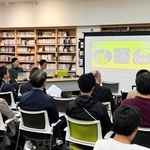 空き店舗などを活用した取り組みについて考える参加者たち＝神戸市中央区元町通４