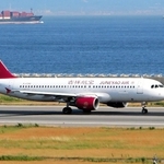 中国・南京に出発するため滑走路を走行する上海吉祥航空の旅客機＝１９日午後、神戸空港