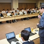 斎藤元彦兵庫県知事や久元喜造神戸市長らが意見交換した連絡会議＝神戸市役所