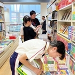 児童書の書棚を行き来し、本を選ぶ児童ら＝神戸市須磨区中落合２、喜久屋書店須磨パティオ店