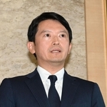 県知事選を巡り県警が書類送付をしたことについて記者の質問に答える斎藤元彦知事＝２０日午後、神戸市中央区、兵庫県庁（撮影・斎藤雅志）