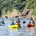 日本一となった暑さをしのごうとカヌーを楽しむ人たち＝豊岡市竹野町切浜、大浦湾