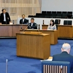 全員協議会で自主解散について意見を交わす加東市議ら＝５月２６日、加東市社
