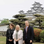 姫路城を訪れた英国ウェールズ政府のレベッカ・エヴァンズ経済・エネルギー・計画担当大臣（中央）＝４月２８日、姫路市本町