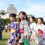 姫路城の周辺を浴衣姿で歩く子どもたち＝２１日午後、姫路市本町（撮影・辰巳直之）