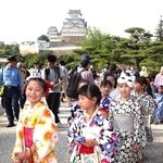 姫路城を背に浴衣姿でそぞろ歩きを楽しむ子どもたち＝２１日午後、姫路市本町（撮影・辰巳直之）
