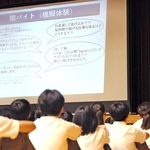 「闇バイト」への勧誘の手口を紹介する兵庫県警の警察官＝姫路市南八代町、城乾中学校