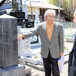 小池勇助軍医の遺族・小池清志さん（右から２人目）から墓を案内される久利計一さん＝長野県佐久市（ＫＯＢＥ三宮・ひと街創り協議会提供）