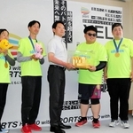 斎藤元彦知事を表敬訪問した「明石モルック倶楽部」のメンバーたち＝兵庫県庁