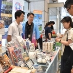 姫路市の魅力を伝える商品が並ぶ会場。市のキャラクター「しろまるひめ」のグッズも＝東京都千代田区