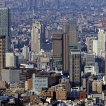 神戸市内に増えたタワーマンション。投資対象になっており、空室への課税も検討され始めた＝神戸市長田区、高取山から望む（撮影・笠原次郎）