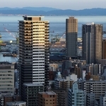 神戸市内に増えたタワーマンション。投資対象になっており、空室への課税も検討され始めた＝神戸市中央区、ビーナスブリッジから望む（撮影・笠原次郎）