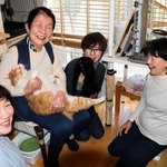 阪神・淡路大震災をきっかけに保護猫活動を始めた橋本まさ子さん（左から２人目）。志を同じくする会員らも一緒だ＝神戸市須磨区