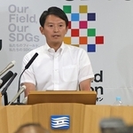 記者の質問に答える斎藤元彦県知事＝２５日午後、神戸市中央区、兵庫県庁（撮影・笠原次郎）