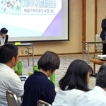 不登校対策について課題を話し合う参加者ら＝神戸市中央区多聞通３