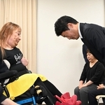 旧優生保護法の被害者に謝罪する斎藤元彦知事＝２６日午後、神戸市中央区中山手通４、ラッセホール（撮影・斎藤雅志）