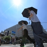 梅雨が明けて青空が広がった市街地。日傘を手にする人が目立った＝２７日午前、神戸市中央区（撮影・笠原次郎）