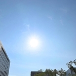 梅雨が明けて市街地上空に広がった青空＝２７日午後、神戸市中央区加納町６（撮影・斎藤雅志）