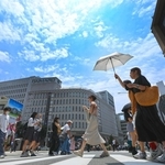 梅雨が明け、青空が広がった神戸市街地＝２７日午前、神戸市中央区（撮影・笠原次郎）