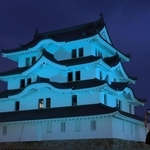 青く照らされた尼崎城＝２７日夜、尼崎市北城内（撮影・吉田敦史）