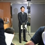 県人事課が削除要請を発表した日、報道陣の囲み取材を受ける斎藤元彦知事＝５月２７日午後、兵庫県庁