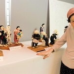 戦時人形を手がけてきた村上しま子さん＝西脇市西脇、旧来住家住宅
